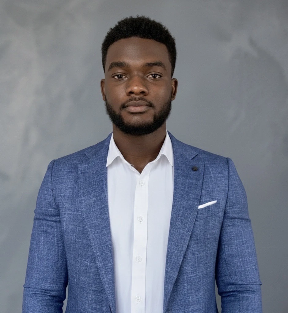 Yanick Mayembe de terno azul e camisa branca